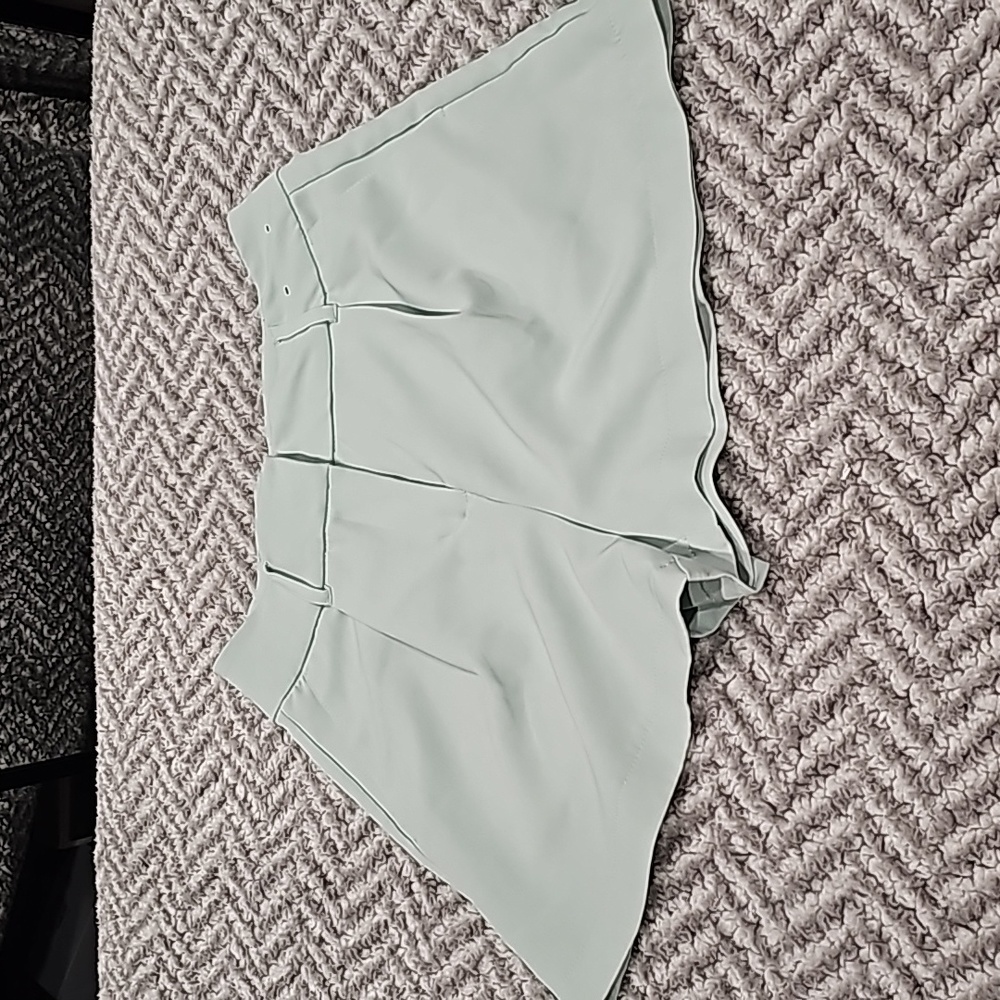EXPRESS Midi Shorts Size 2 fits like size 4